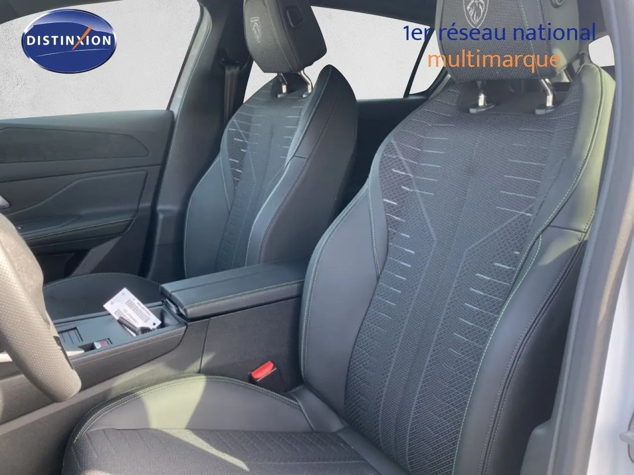 Vue intérieure côté droit des sièges avant noirs en tissu et cuir de la Peugeot 308 Hybrid 145ch GT 2026.