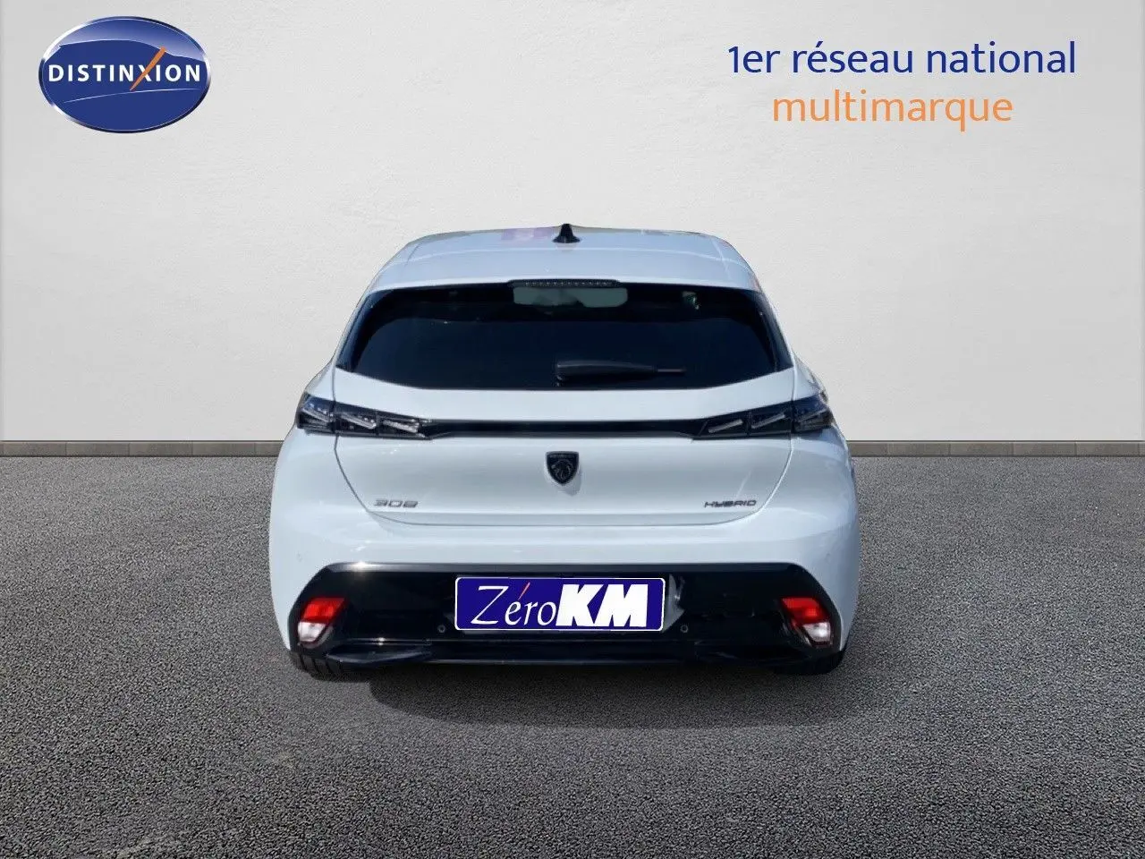 Vue arrière d'une Peugeot 308 Hybrid blanche Okenite Metal, avec feux effilés et logo central noir.