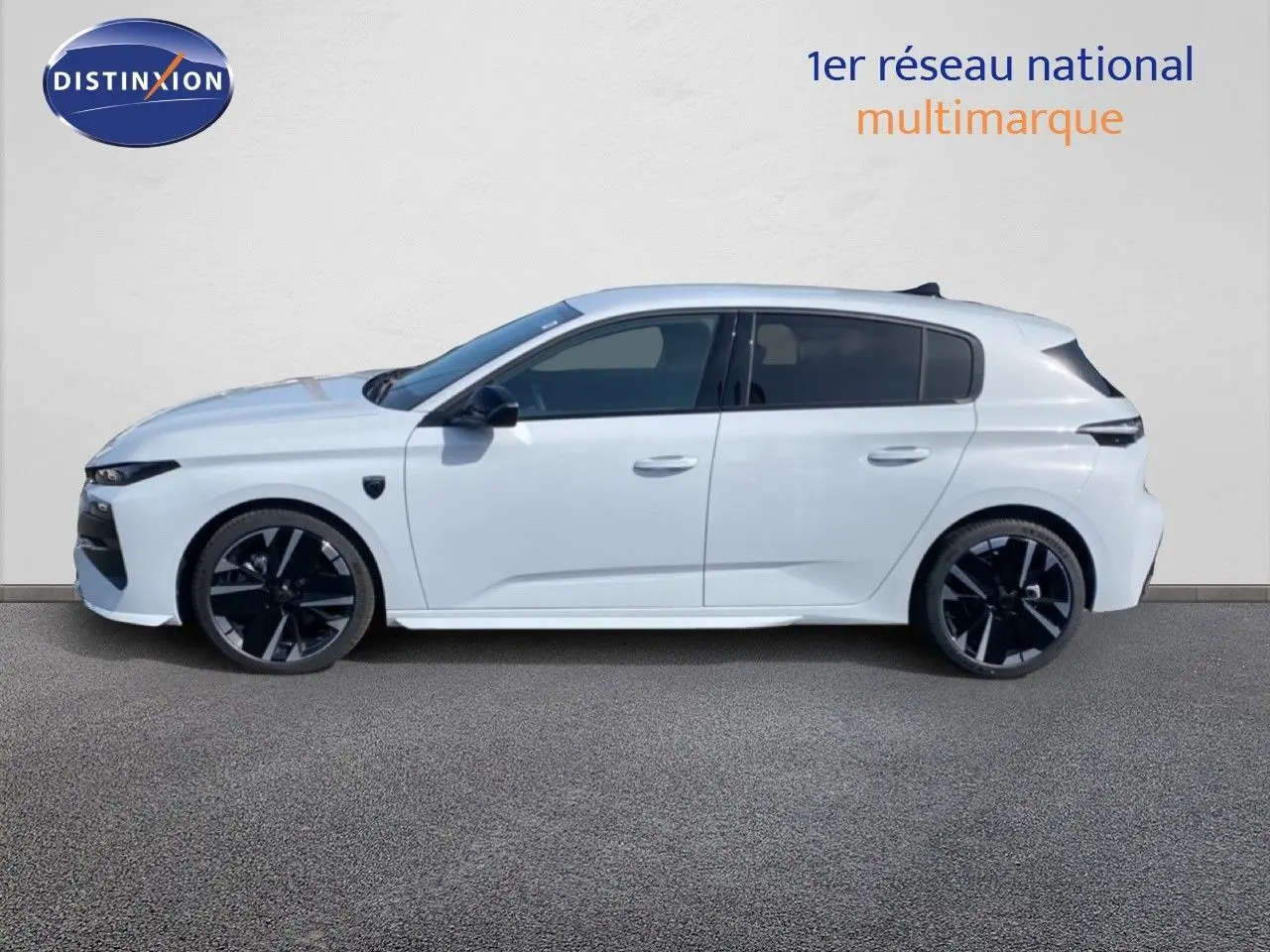 Vue latérale droite d'une Peugeot 308 Hybrid 145ch GT blanche Okenite avec jantes noires bicolores.