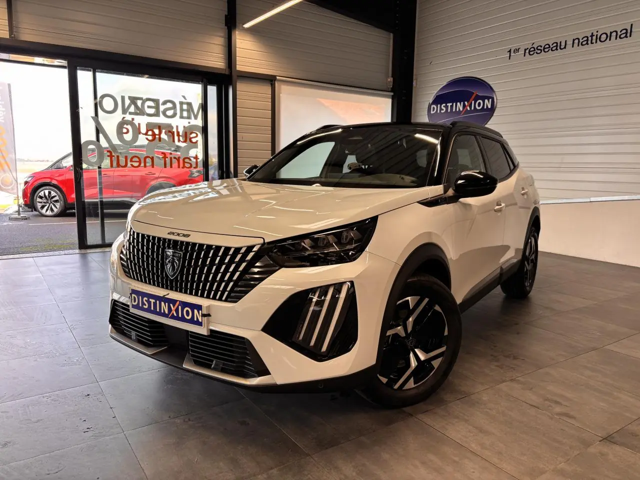 Peugeot 2008 blanc en 3/4 avant droit, avec calandre noire à liserés chromés et jantes alliage bi-ton.