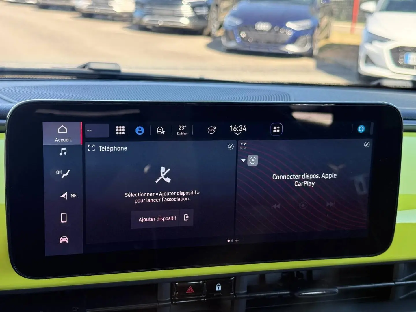 Écran tactile central de la Fiat 500 électrique jaune, vue intérieure frontale avec interface multimédia active.