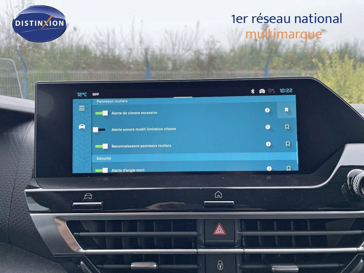 Écran tactile central de la Citroën C4 2024 affichant les alertes de sécurité et reconnaissance des panneaux routiers.