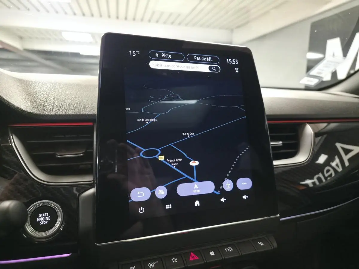 Écran tactile vertical du système multimédia avec navigation active dans l'habitacle du Renault Arkana orange 2024.