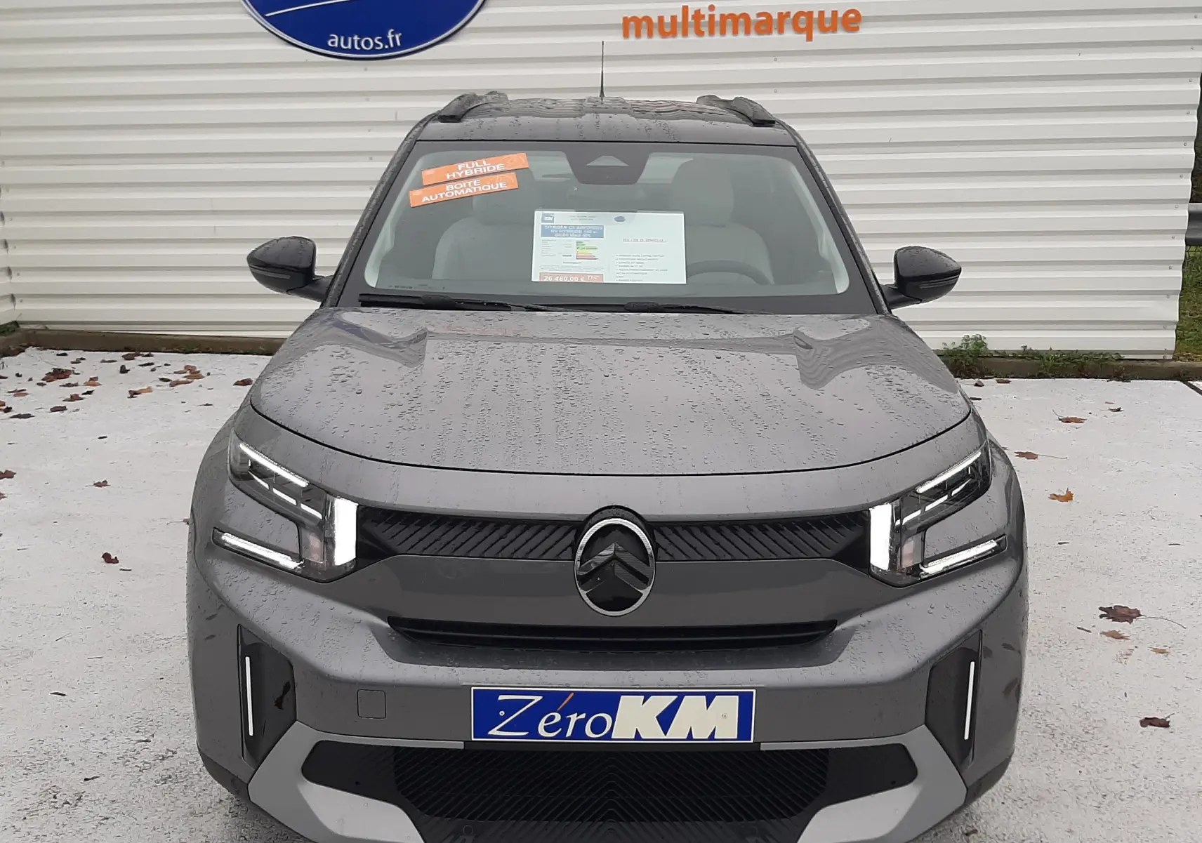 Vue frontale d'un Citroën C3 Aircross 2025 gris Mercury avec toit noir, affichant sa calandre et ses phares LED distinctifs.