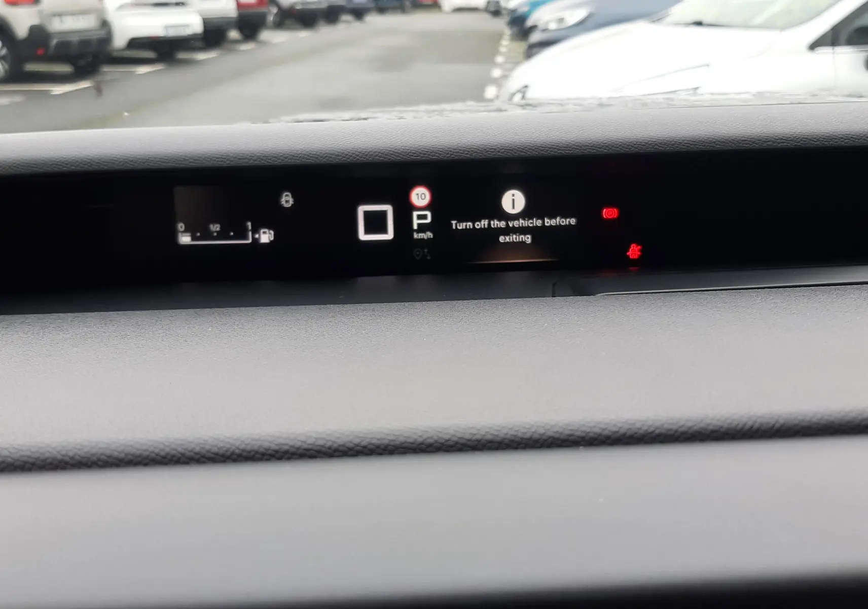 Affichage numérique du tableau de bord de la Citroën C3 Aircross 2025 en mode parking, avec message d'arrêt du véhicule.