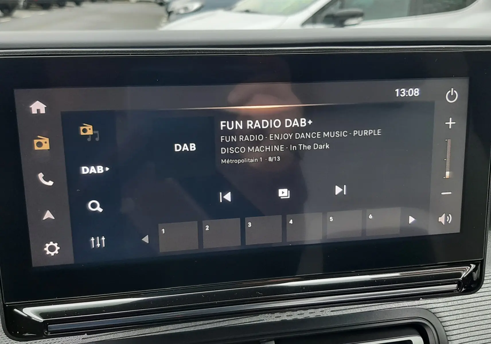 Écran tactile central du Citroën C3 Aircross gris Mercury, affichant la radio DAB+ avec station Fun Radio à 13h08.