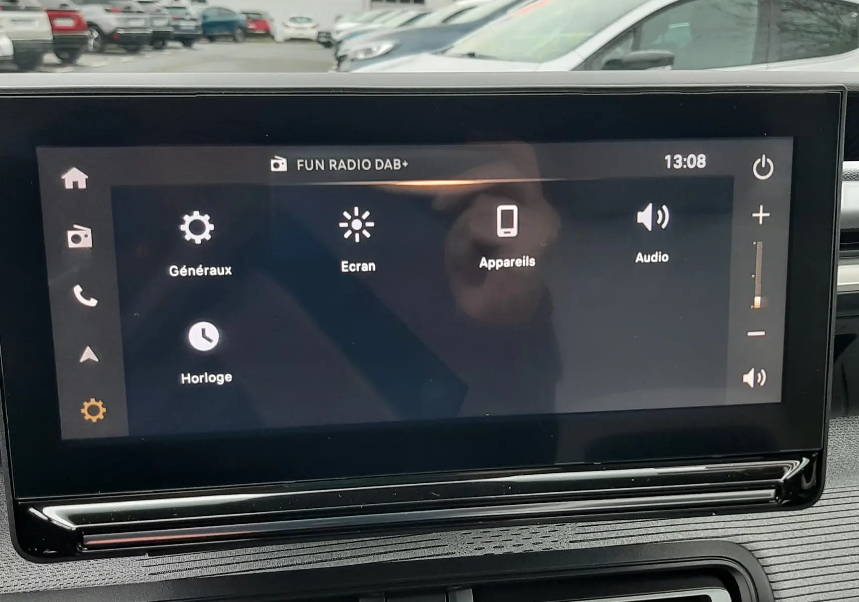 Tablette tactile centrale affichant les réglages audio et appareils dans l'habitacle du Citroën C3 Aircross gris Mercury toit noir.