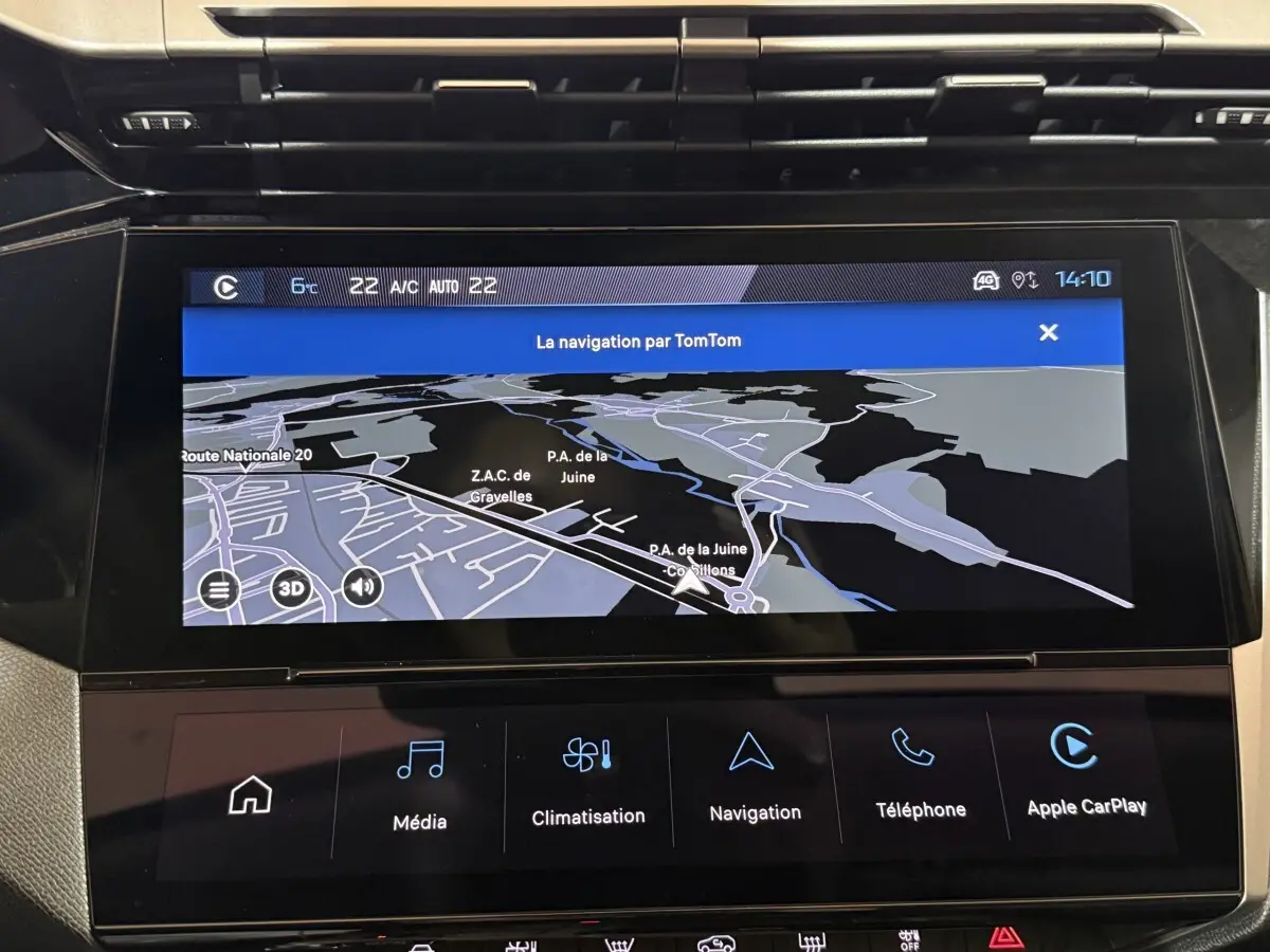Vue rapprochée de l’écran tactile central de la Peugeot 308 rouge, affichant la navigation TomTom.