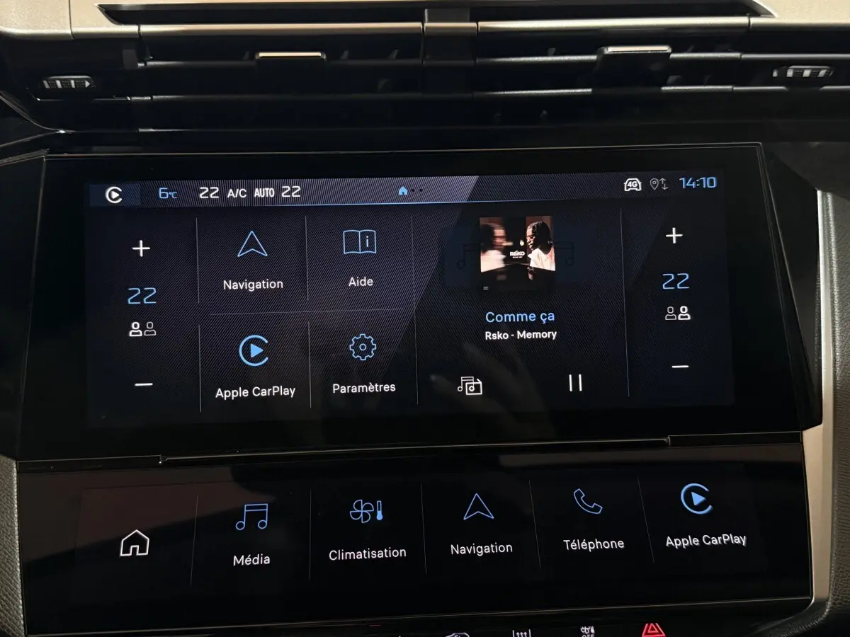 Écran tactile central de la Peugeot 308 rouge 2025 affichant la navigation et Apple CarPlay.