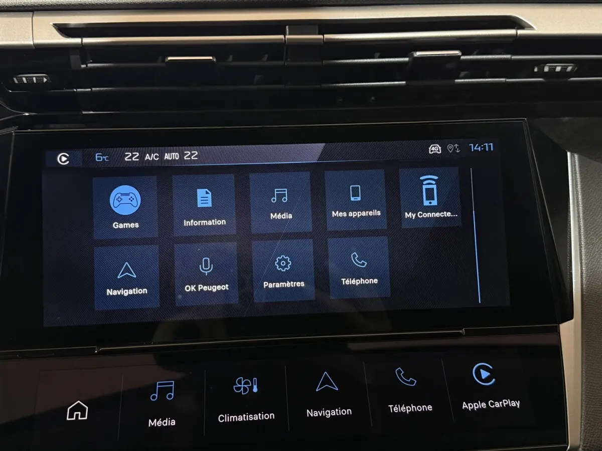 Écran tactile central de la Peugeot 308 2025 affichant les menus multimédia et navigation, ambiance intérieure moderne.