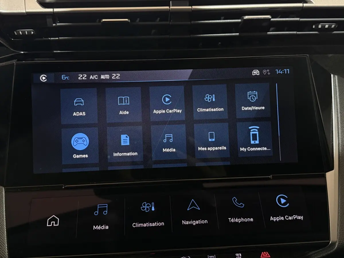 Écran tactile central de la Peugeot 308 rouge, affichant les options multimédias et climatisation.