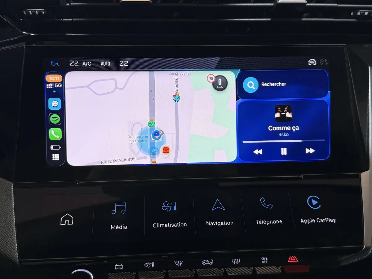 Écran tactile central de la Peugeot 308 2025 affichant navigation et musique via Apple CarPlay.
