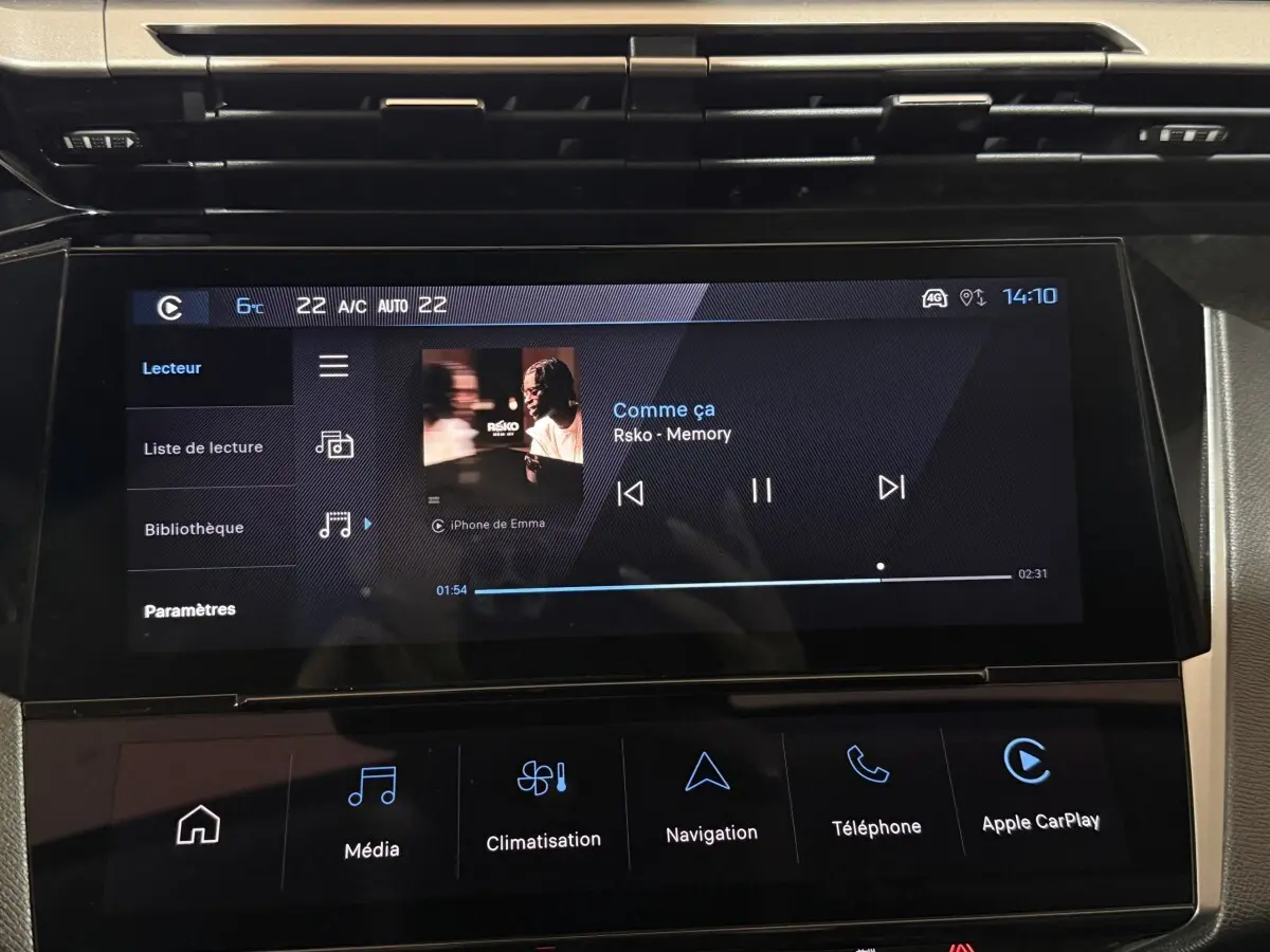 Écran tactile central du tableau de bord du Peugeot 308 BlueHDi 130 AUTO8 Allure, affichant la musique et la climatisation.