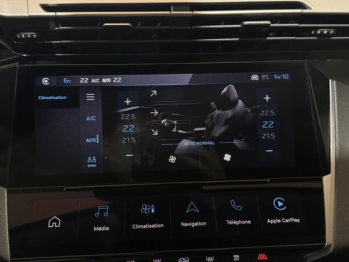 Écran tactile central de la Peugeot 308 rouge 2025 affichant les réglages de climatisation et connectivité Apple CarPlay.