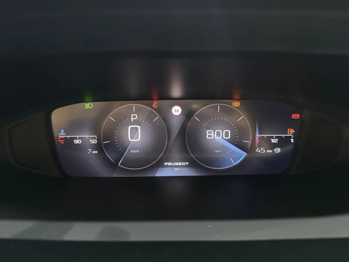 Combiné d'instruments numérique Peugeot 308 2025 affichant vitesse, régime moteur et jauge carburant.