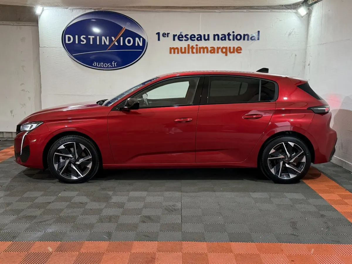 Peugeot 308 BlueHDi 130 Allure rouge vue de profil côté gauche, avec jantes alliage et vitres teintées.
