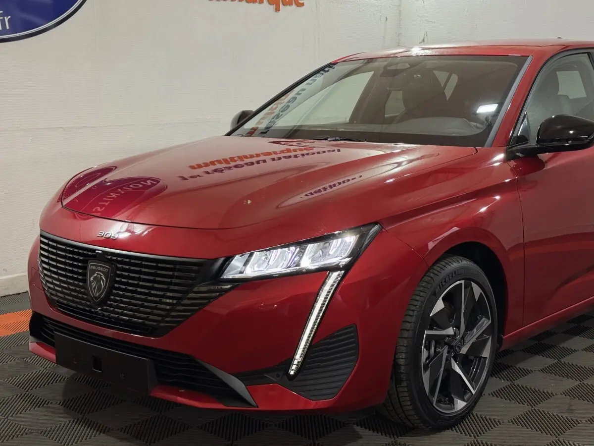 Peugeot 308 BlueHDi 130 Allure rouge vue de 3/4 avant droit, avec calandre noire et phares LED distinctifs.