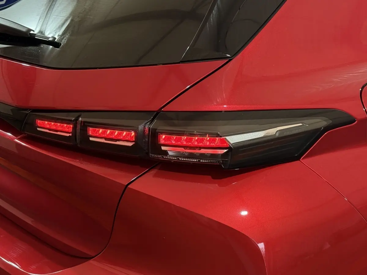 Gros plan sur le feu arrière droit rouge brillant de la Peugeot 308 2025 BlueHDi 130 AUTO8 ALLURE.