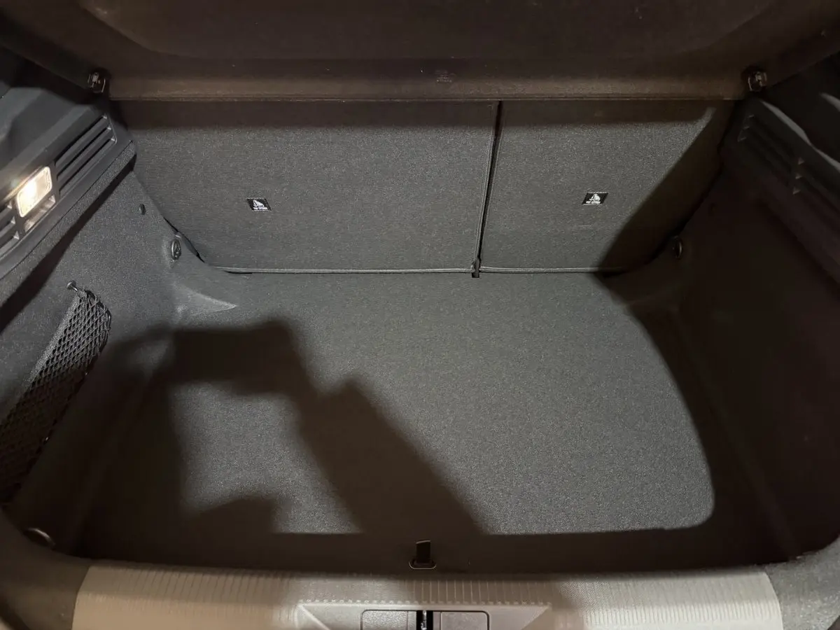 Coffre vide de la Peugeot 308 BlueHDi 130 AUTO8 Allure, vue intérieure arrière avec revêtement noir.