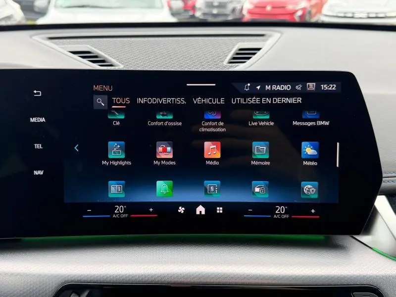 Écran tactile central du BMW X1 2025 affichant le menu principal avec interface moderne et commandes climatisation.