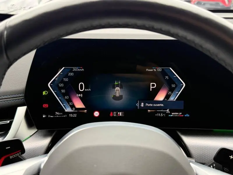 Vue rapprochée du tableau de bord numérique du BMW X1 xDrive20d 2025, affichage moderne et clair avec indication porte ouverte.