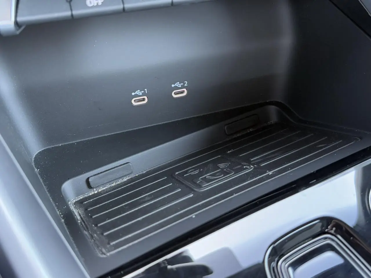 Gros plan sur la zone de recharge sans fil et ports USB-C dans l'habitacle de l'Audi A3 Sportback blanc Arkona 2024