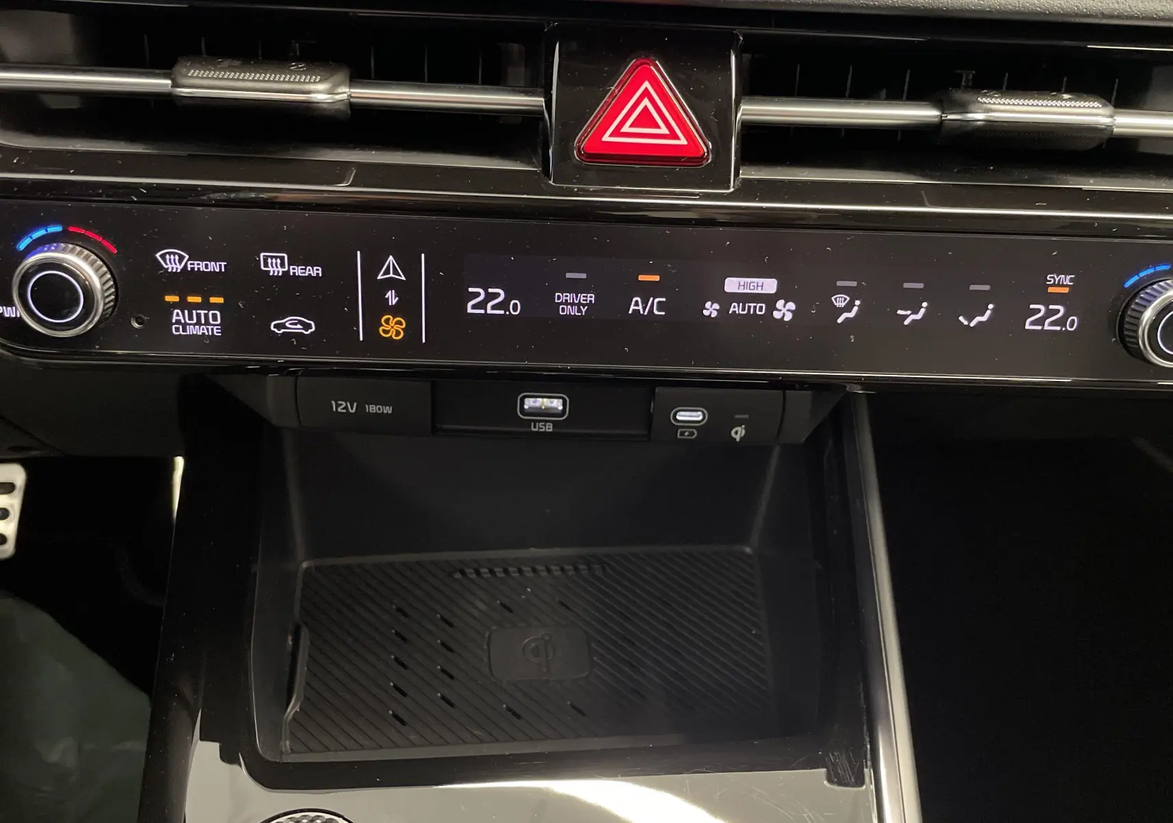 Détail de la console centrale du Kia Niro 2025 blanc, affichant la climatisation automatique et les commandes tactiles.