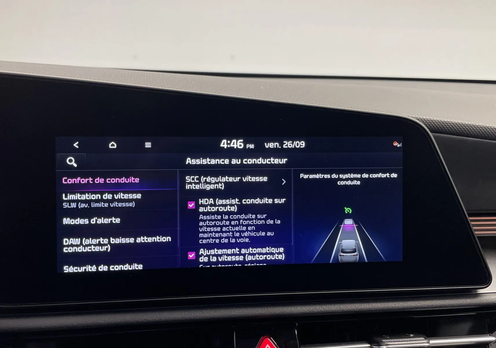 Écran central du Kia Niro 2025 affichant les options d'assistance au conducteur et confort de conduite.