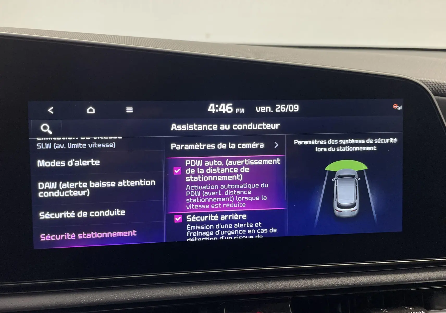 Écran tactile du système d'assistance du Kia Niro 2025 montrant les paramètres de sécurité et stationnement.
