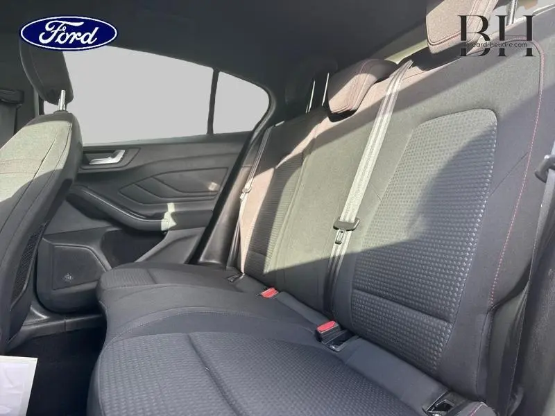 Vue latérale droite de l'habitacle arrière de la Ford Focus 2019 en tissu noir avec surpiqûres rouges et ceintures grises.