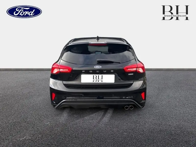 Vue arrière d'une Ford Focus noire Shadow 2019 avec double sortie d'échappement et vitres arrière surteintées.