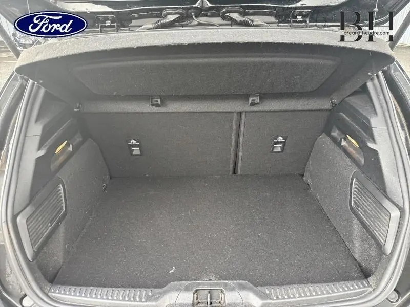 Coffre ouvert vu de l'arrière d'une Ford Focus noir Shadow, espace de chargement propre et spacieux.