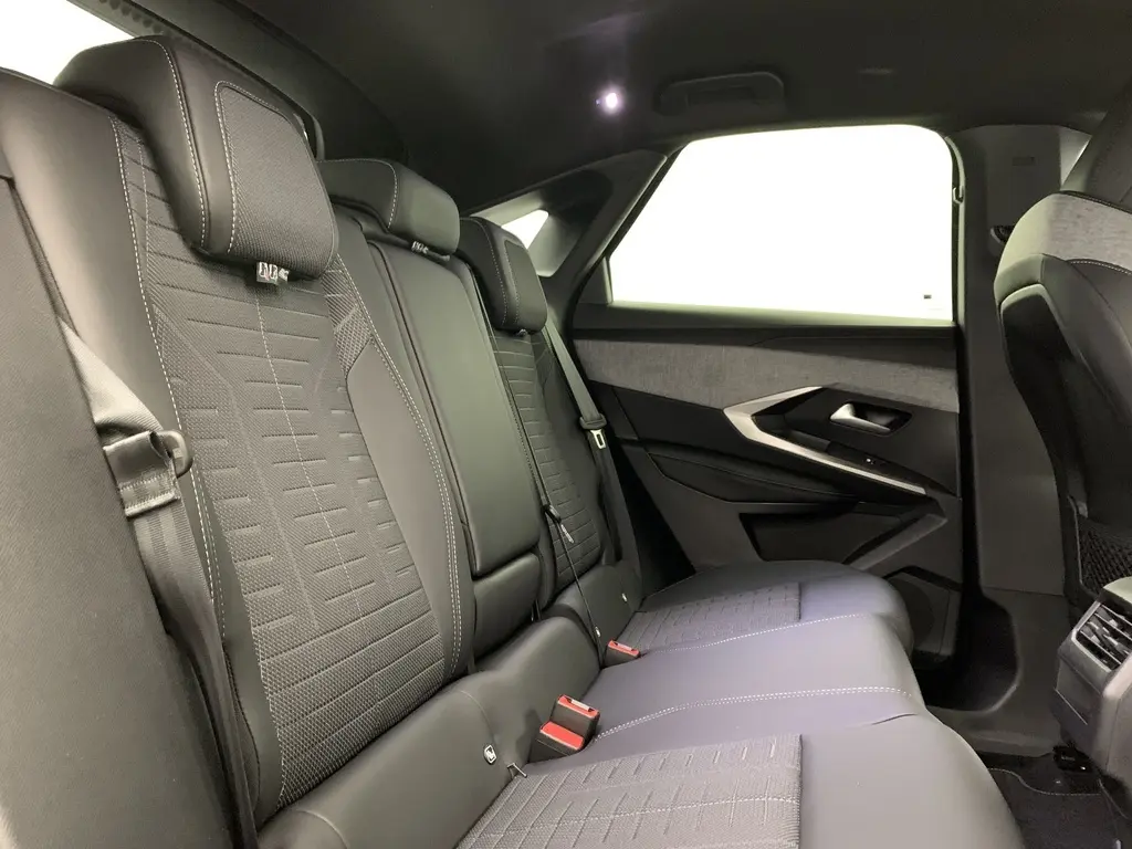Vue intérieure côté droit des sièges arrière en tissu gris et noir du Peugeot 3008 Hybrid 145 CH e-DCS6 GT 2025.