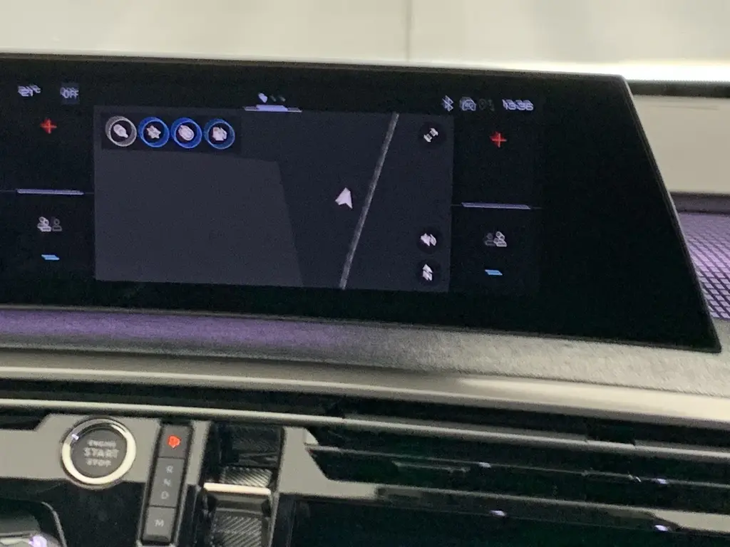 Vue rapprochée de l’écran tactile central du Peugeot 3008 Hybrid 2025 avec navigation affichée.