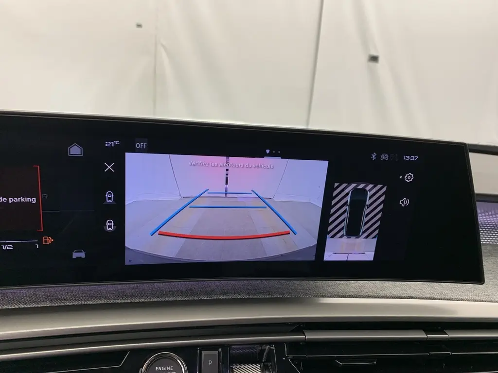 Écran central du Peugeot 3008 Hybrid 2025 affichant la caméra de recul avec lignes de guidage et vue 360° intérieure.