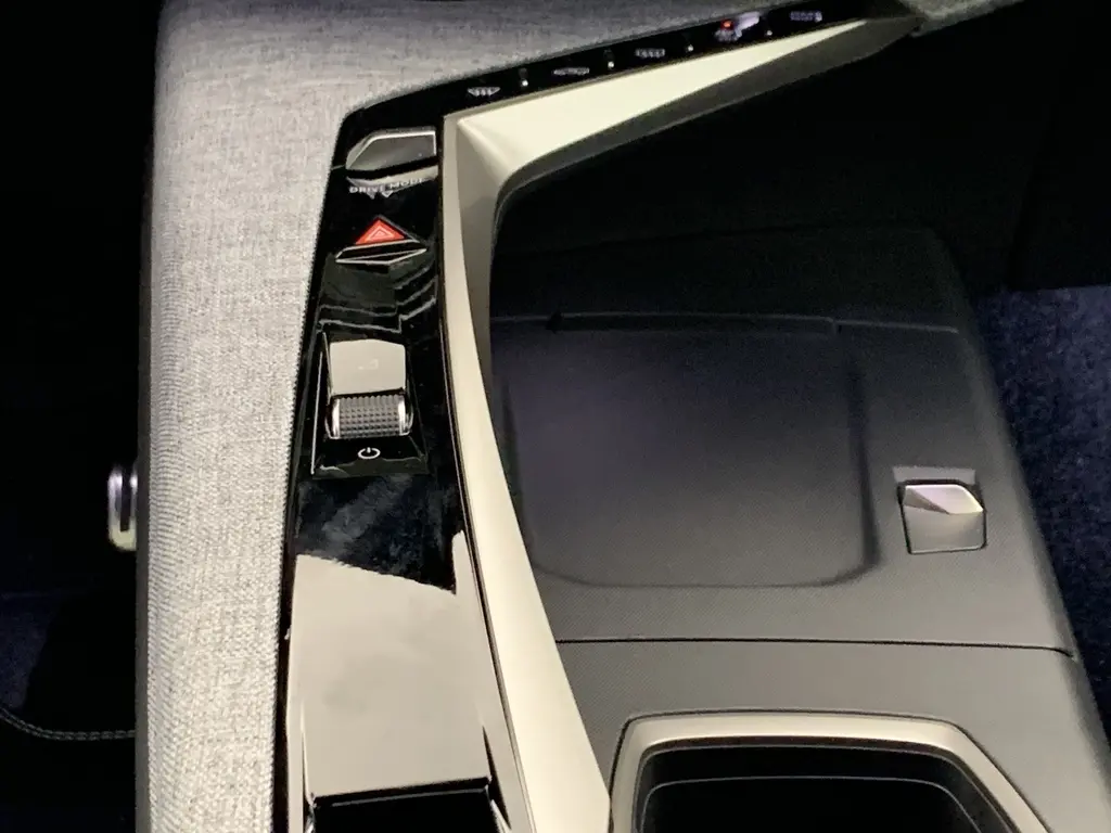 Détail de la console centrale noire et grise avec commandes tactiles du Peugeot 3008 Hybrid 2025.