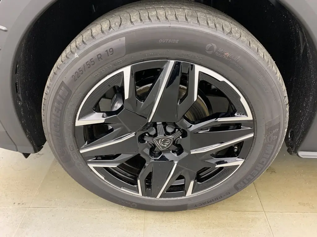 Gros plan sur la jante alliage 19'' diamantée Noir Orbital du Peugeot 3008 Hybrid 145 CH e-DCS6 GT gris Titane.