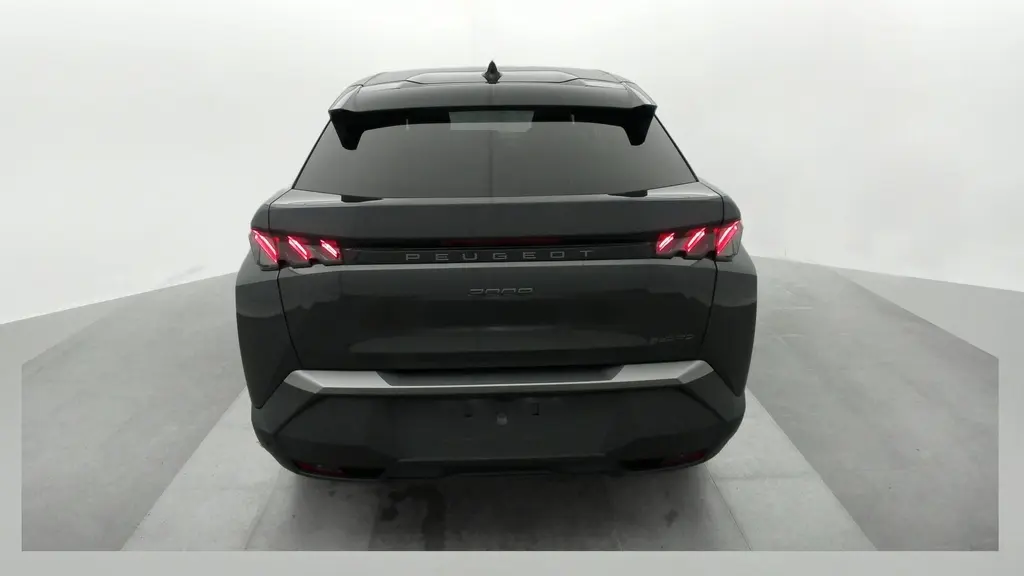 Vue arrière d'un Peugeot 3008 Hybrid gris Titane avec toit noir, feux arrière à LED en forme de griffes et bandeau noir laqué.