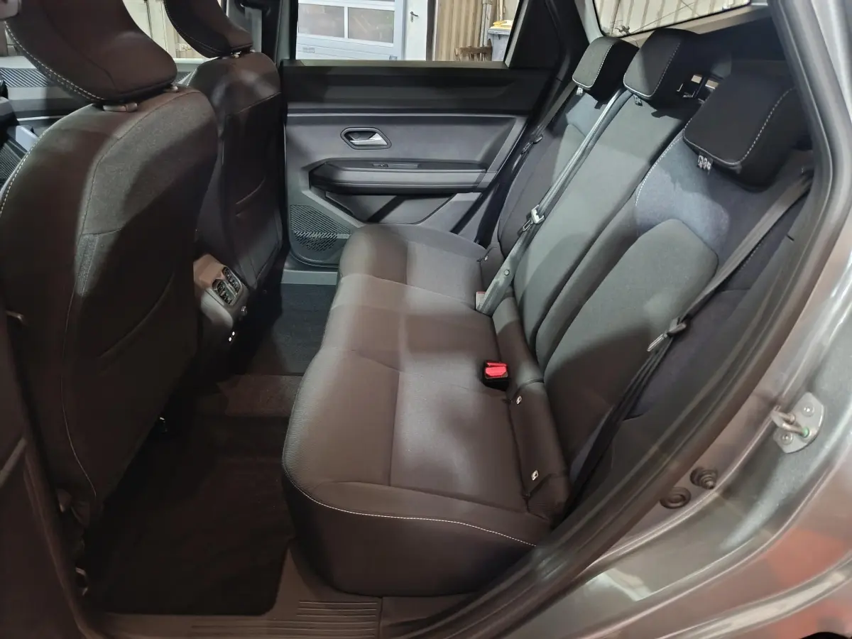 Vue intérieure côté droit sur la banquette arrière grise foncée du Dacia Bigster 2025, finition Expression mild hybrid.