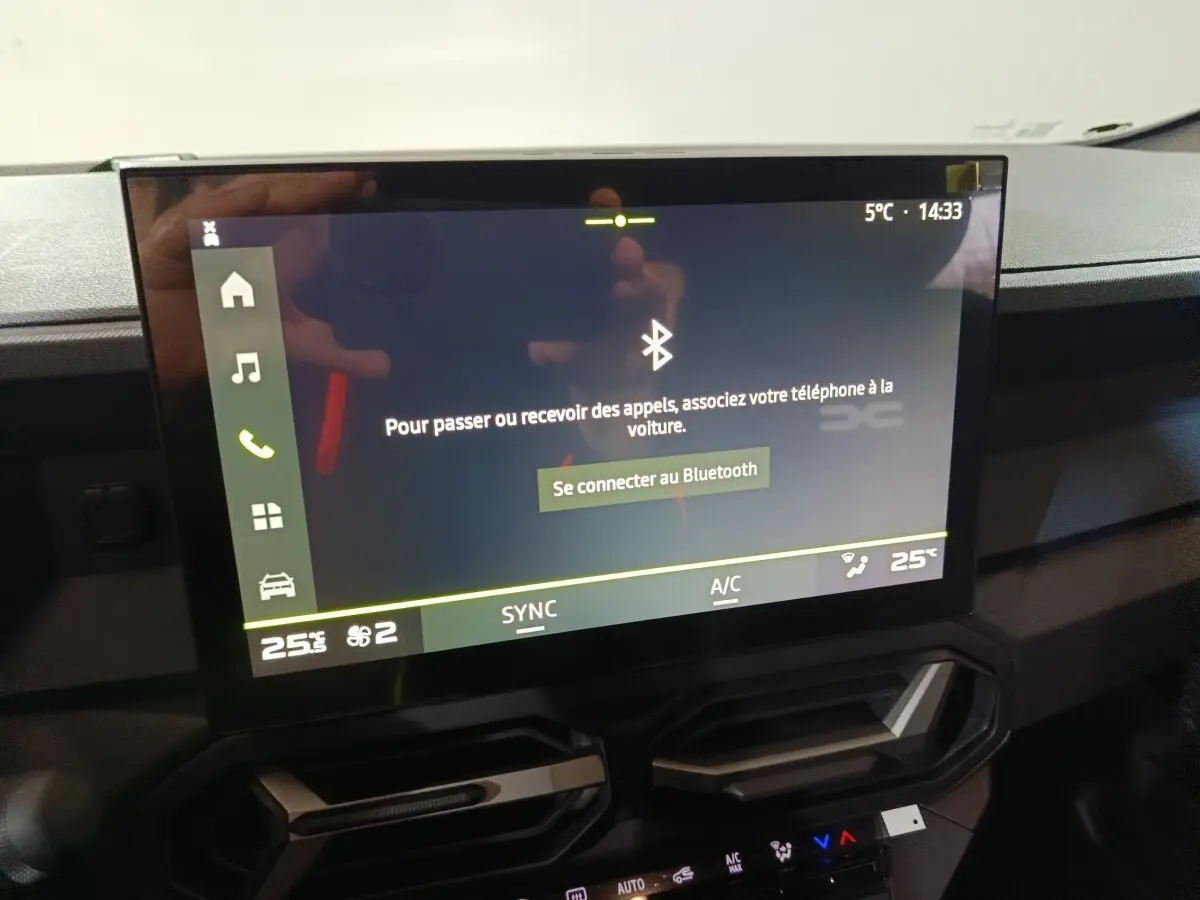 Écran tactile central affichant la connexion Bluetooth sur le tableau de bord du Dacia Bigster gris foncé.