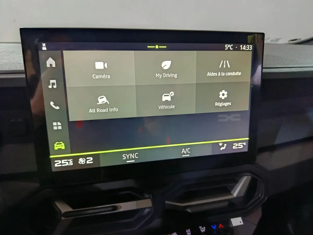 Écran tactile central du tableau de bord du Dacia Bigster 2025 affichant les options de conduite et réglages climatiques.