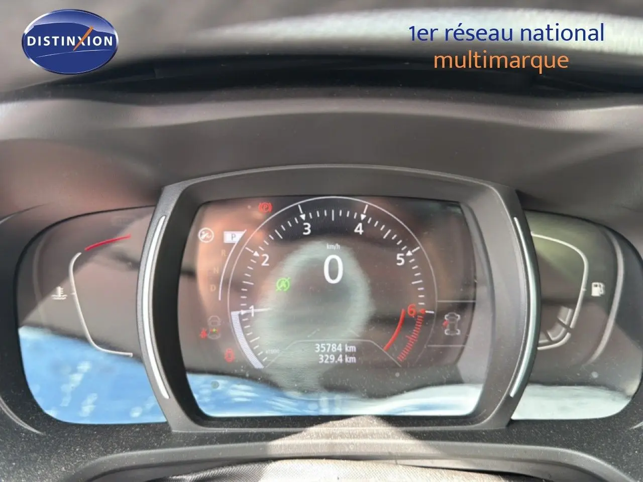 Vue rapprochée du tableau de bord numérique du Renault Kadjar gris Highland, affichant le compteur à zéro km/h.