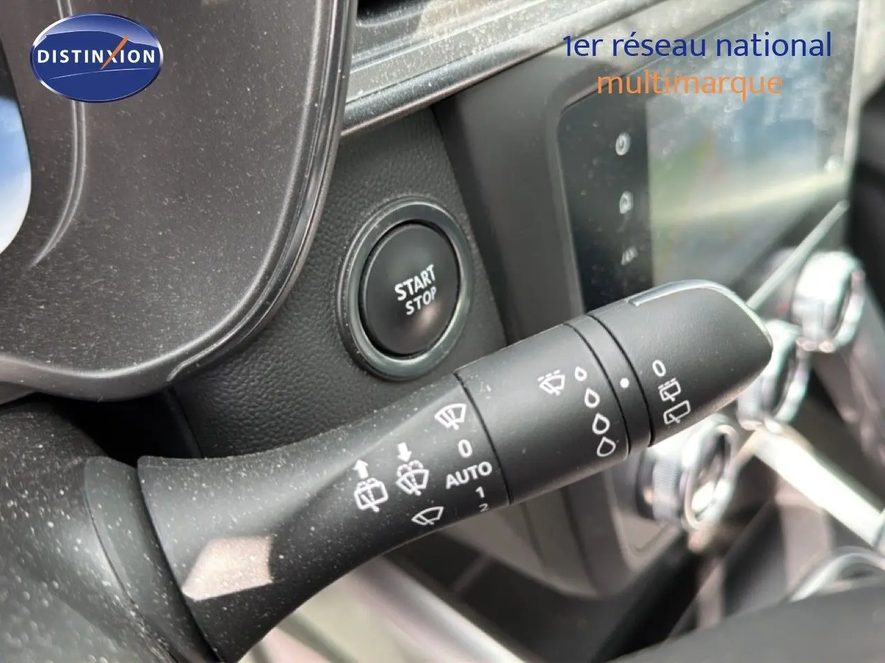 Détail du commodo d'essuie-glace avec bouton start/stop dans l'habitacle du Renault Kadjar gris Highland 2019.