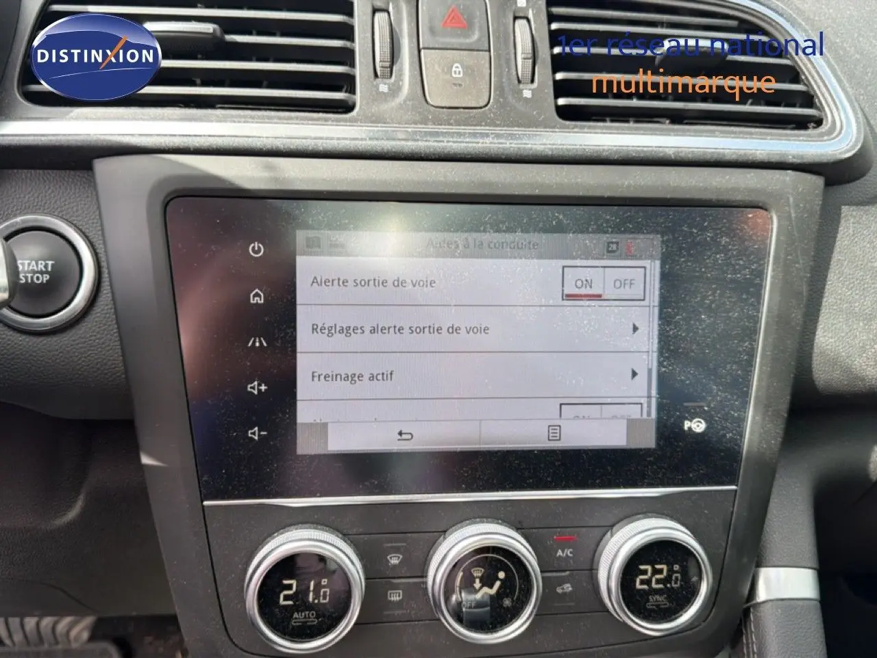 Vue rapprochée de la console centrale du Renault Kadjar 2019, écran tactile et commandes de climatisation visibles.