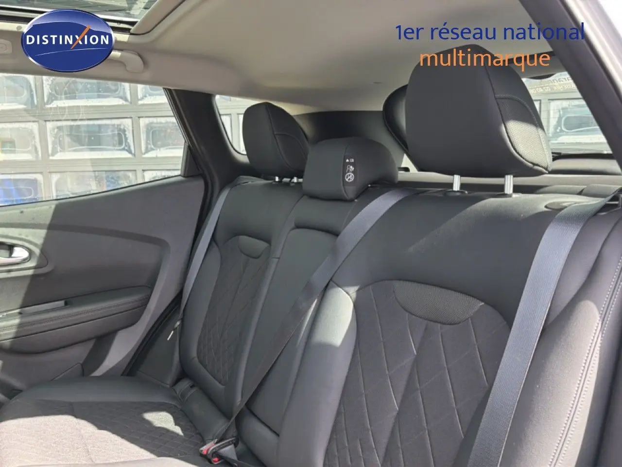 Vue intérieure arrière droite des sièges en cuir noir du Renault Kadjar 1.3 TCE 160 EDC Intens de 2019.