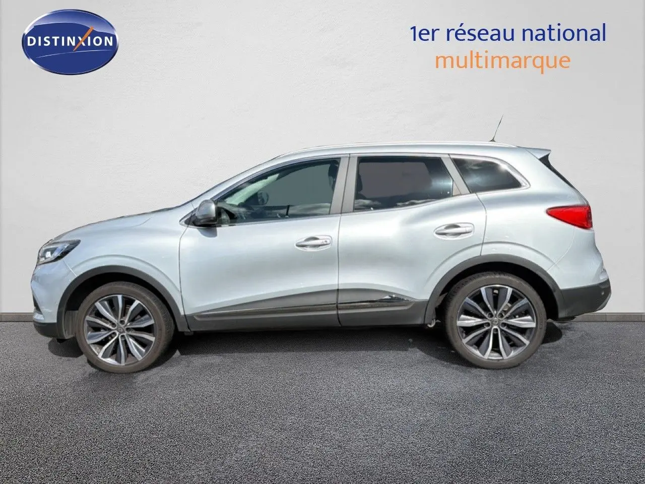 Vue latérale droite d'un Renault Kadjar gris Highland 2019 avec jantes alliage et toit biton noir.