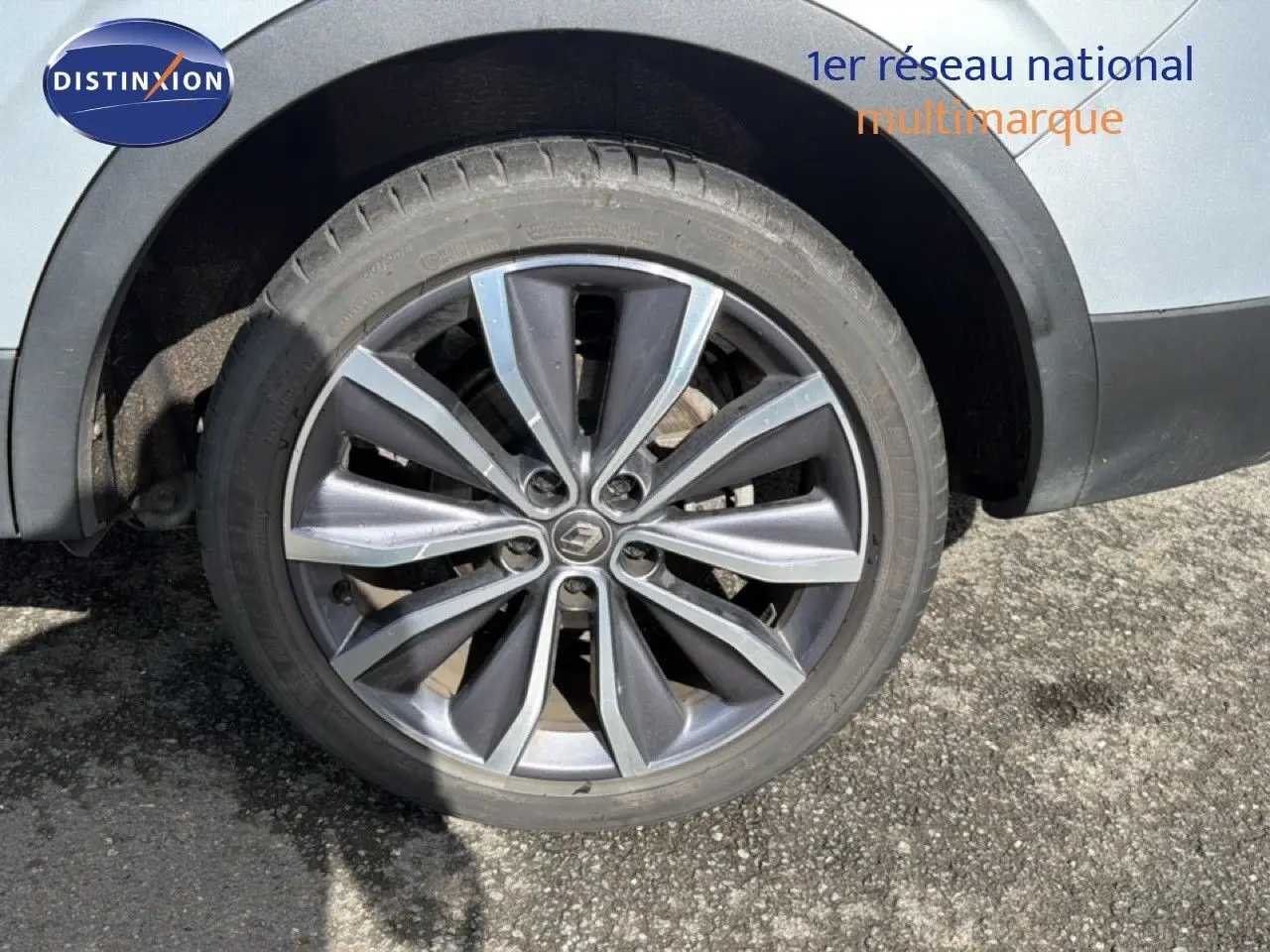 Gros plan sur la roue avant droite avec jante alliage gris du Renault Kadjar gris Highland de 2019.