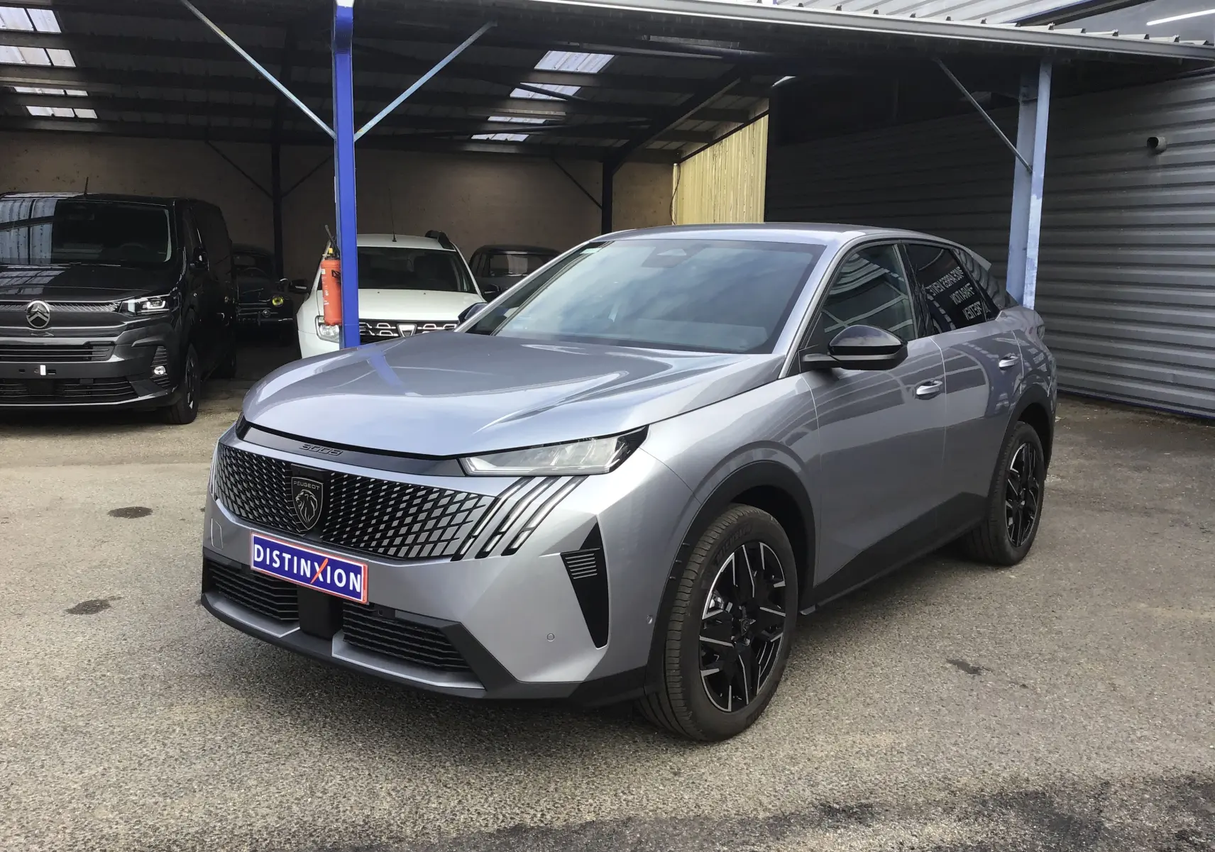 Peugeot 3008 Gris Artense en 3/4 avant droit, mettant en valeur sa calandre noire et ses jantes noires distinctives.