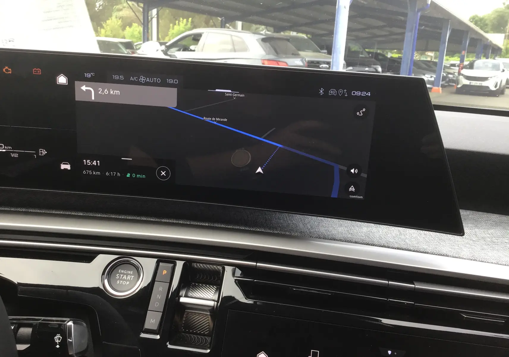 Vue intérieure du tableau de bord du Peugeot 3008 gris Artense 2026, avec écran tactile de navigation et bouton start/stop.