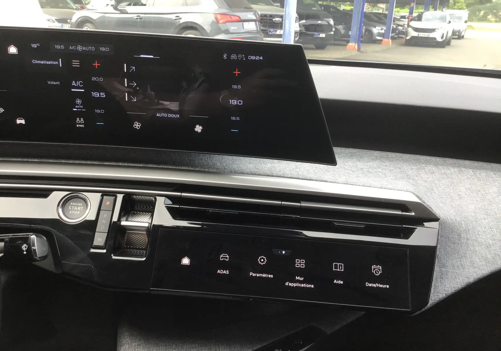 Vue intérieure du tableau de bord du Peugeot 3008 1.2 Hybrid 145 Allure, avec écran tactile et commandes digitales.